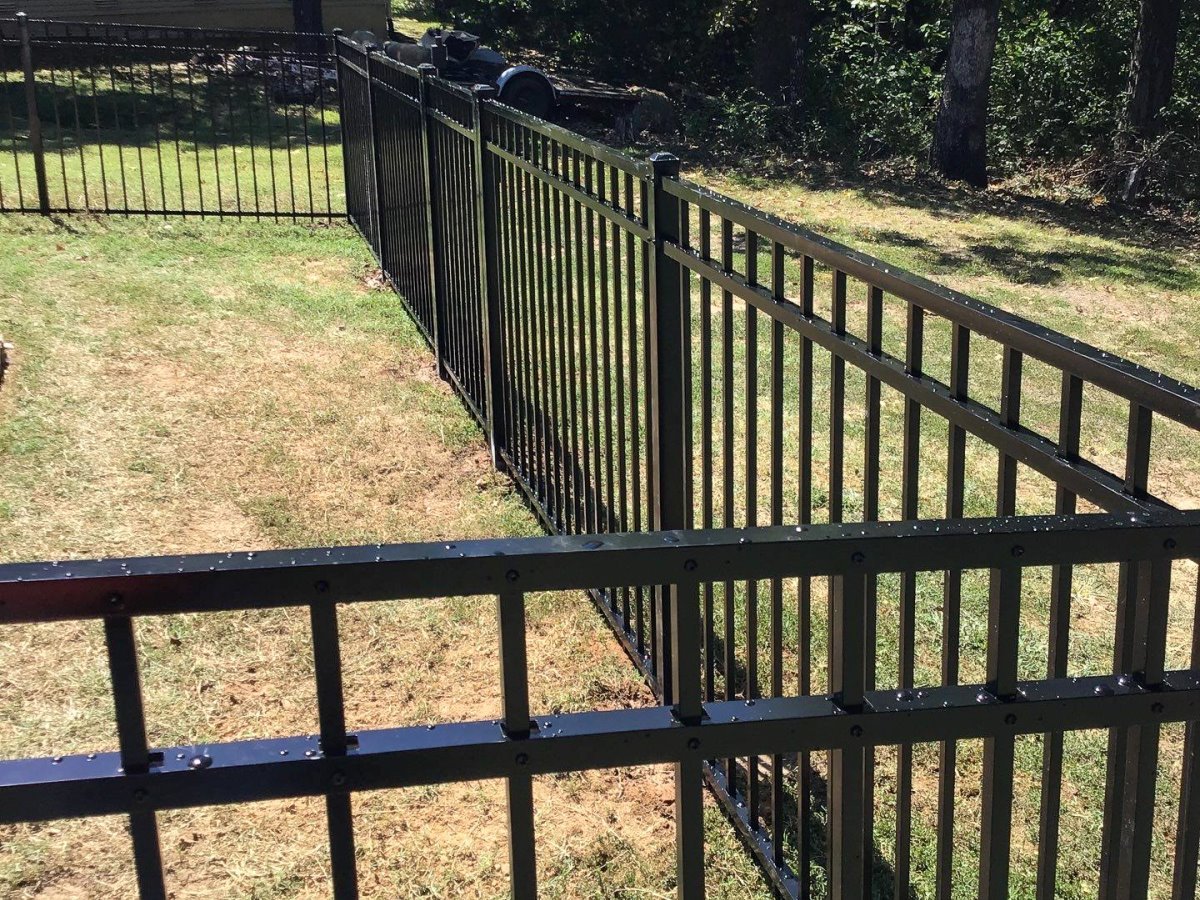 Residential Vinyl fence solutions for the Springfield, Missouri area